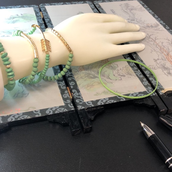 5 green bracelets, total 4 stretchy 1 bangle - Picture 3 of 3